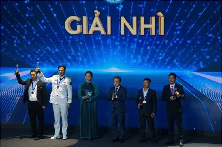 Các tác giả đoạt giải Nhì tại Cuộc thi ảnh nghệ thuật cấp quốc gia “Tổ quốc bên bờ sóng” lần thứ III.