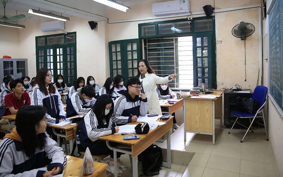 Giáo viên Trường Trung học phổ thông Lý Thường Kiệt (phường Việt Hưng) hướng dẫn học sinh lớp 12 ôn tập.