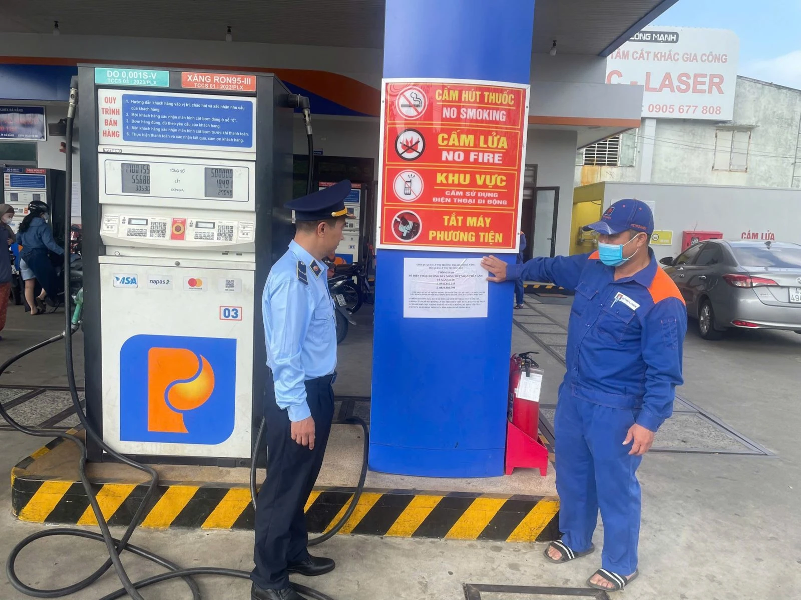 Lực lượng Quản lý thị trường Đà Nẵng thực hiện niêm yết thông tin số đường dây nóng.