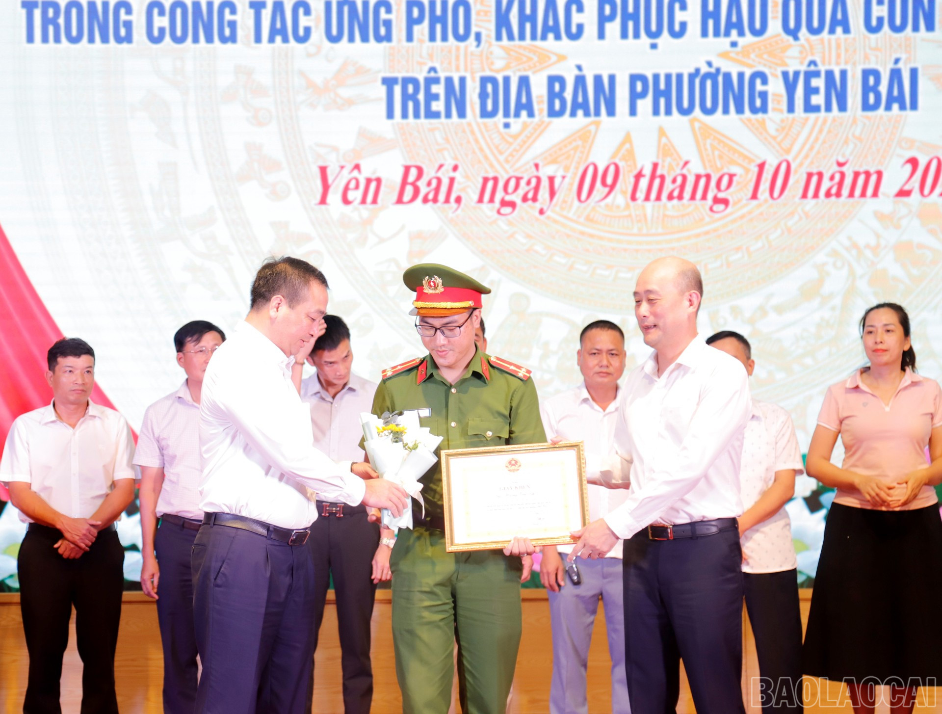 Lãnh đạo phường Yên Bái trao giấy khen cho cá nhân có thành tích xuất sắc. baolaocai-br_3.jpg