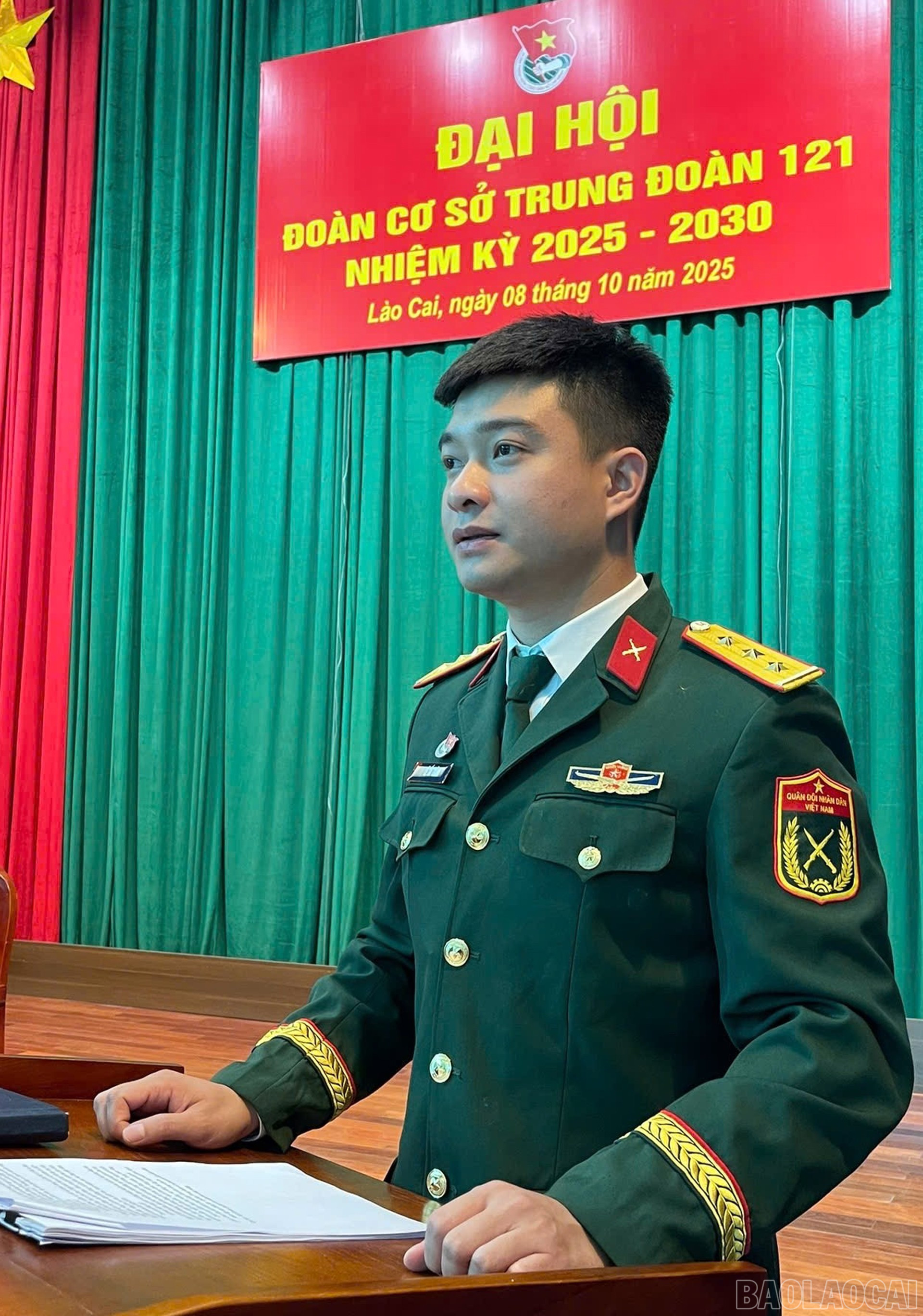 Thượng úy Lê Tất Thành, Chính trị viên phó Tiểu đoàn 1, Trung đoàn 121 tham gia phát biểu đóng góp vào văn kiện đại hội. Thượng úy Lê Tất Thành, Chính trị viên phó Tiểu đoàn 1, Trung đoàn 121 tham gia phát biểu đóng góp vào văn kiện đại hội.