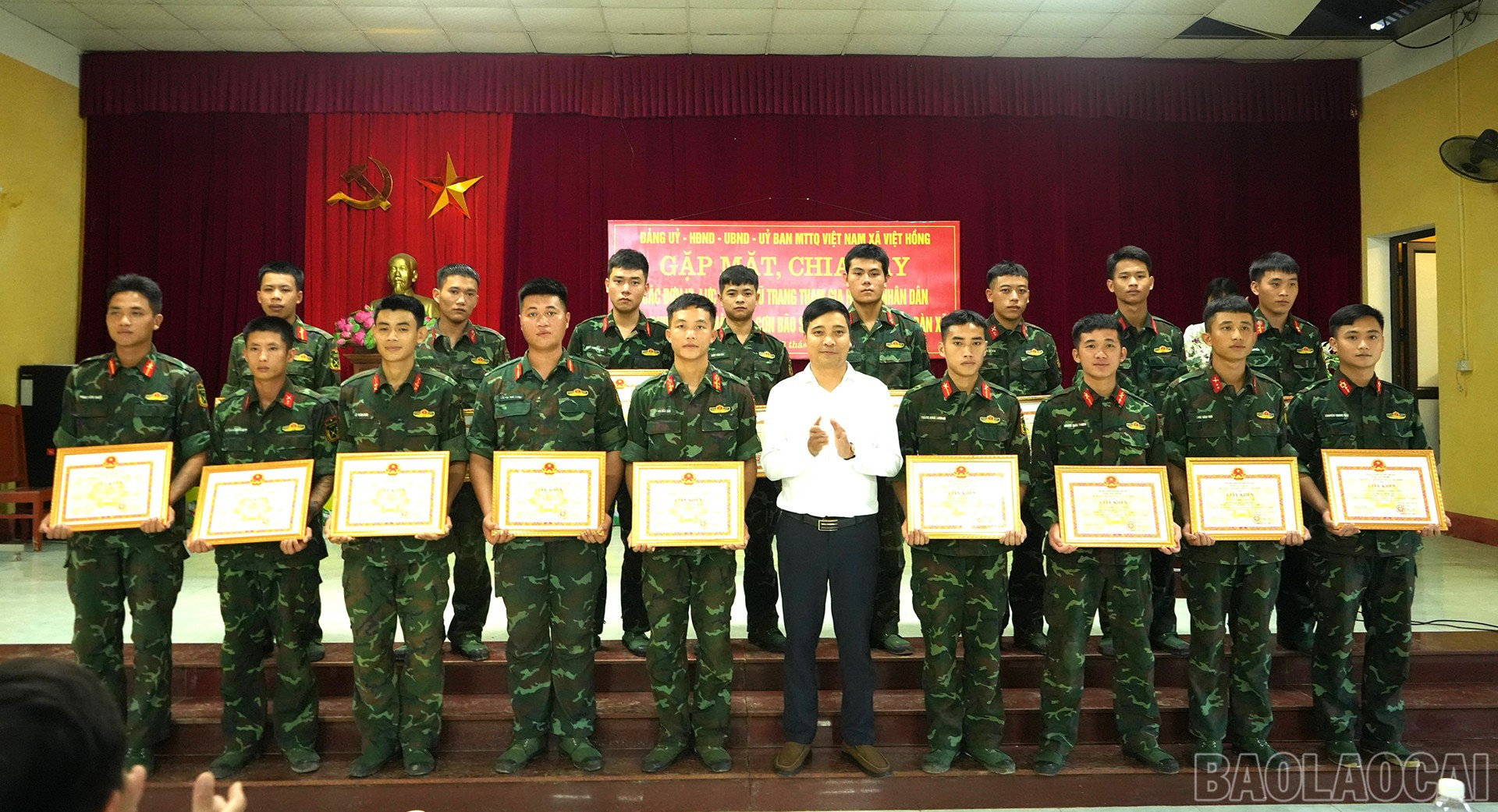 Đồng chí Đào Trọng Hai - Phó Chủ tịch UBND xã tặng giấy khen cho 4 tập thể tiêu biểu trong công tác khắc phục hậu quả bão số 10. baolaocai-br_onghai.jpg