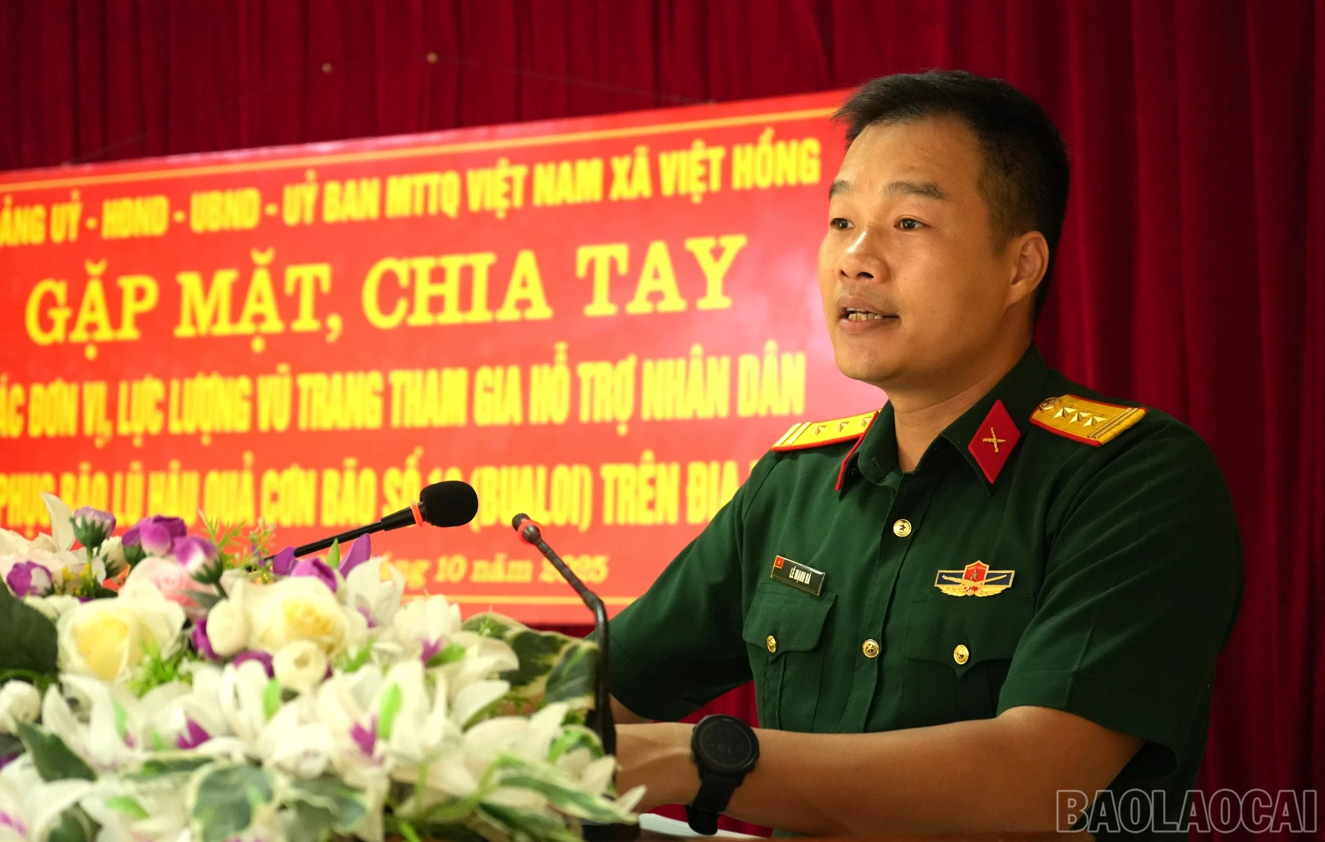 Đồng chí Thượng tá Lê Mạnh Hà - Phó Trung đoàn trưởng, Sư đoàn 316, Quân khu 2 phát biểu tại buổi lễ chia tay.