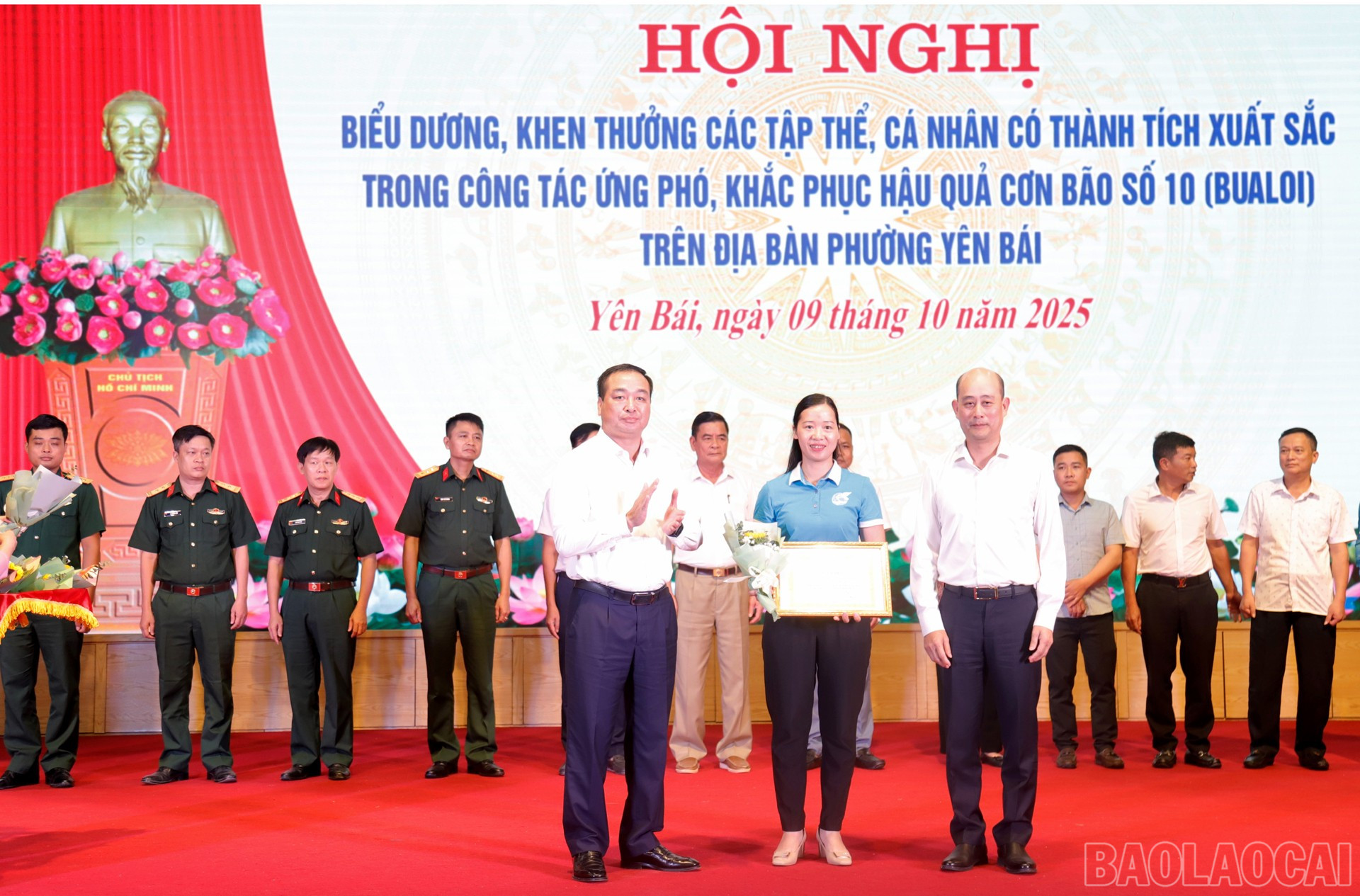 Lãnh đạo phường Yên Bái trao giấy khen cho tập thể Hội phụ nữ phường. baolaocai-br_6.jpg