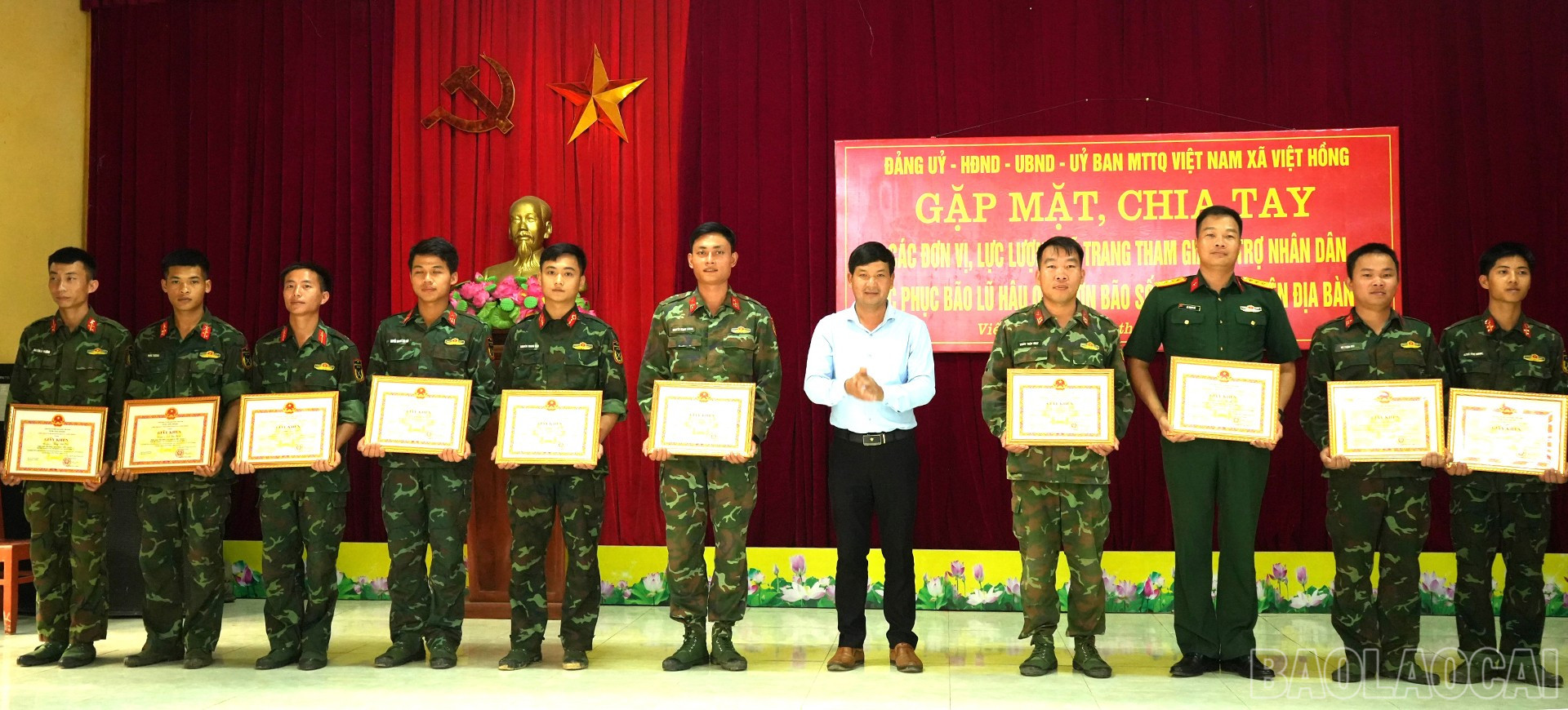 Đồng chí Nguyễn Tiến Chiển - Phó bí thư Đảng ủy, Chủ tịch UBND xã tặng giấy khen cho các cá nhân tiêu biểu trong công tác khắc phục hậu quả bão số 10. baolaocai-br_tang1.jpg