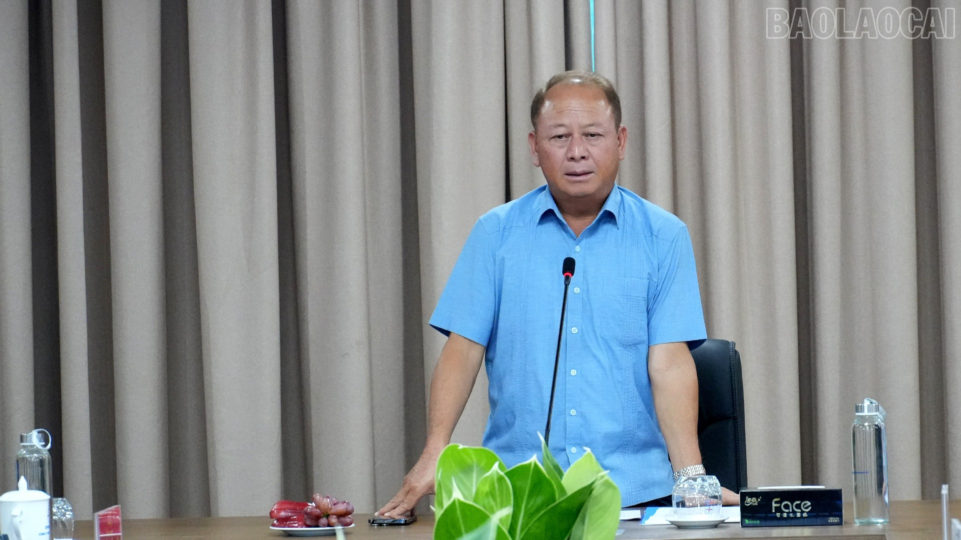 Đồng chí Sùng A Lềnh - Phó Trưởng Đoàn đại biểu Quốc hội chuyên trách phụ trách Đoàn đại biểu Quốc hội tỉnh phát biểu tại cuộc làm việc. baolaocai-tr_9-10-onglenh.jpg