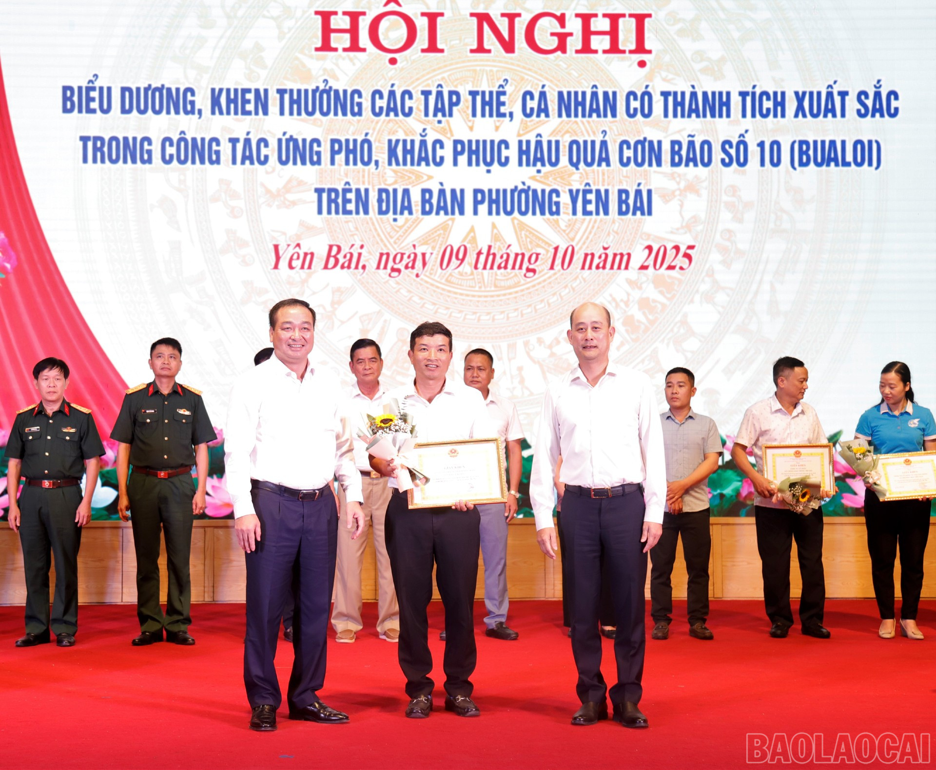 Lãnh đạo phường Yên Bái trao giấy khen cho tập thể Công ty TNHH Tiến Đạt. baolaocai-br_2.jpg