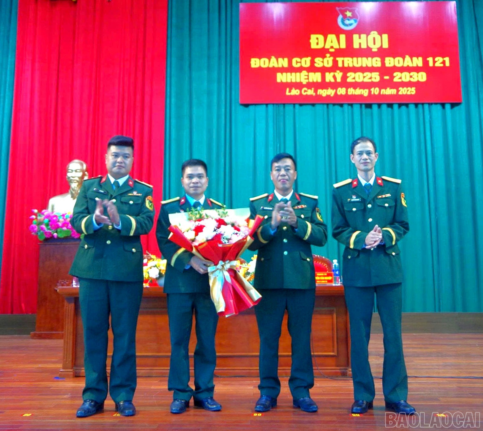 Thượng tá Nguyễn Xuân Quỳnh - Bí thư Đảng ủy, Chính ủy Trung đoàn 121 tặng hoa chúc mừng Đoàn Chủ tịch Đại hội. baolaocai-br_a4-4.jpg