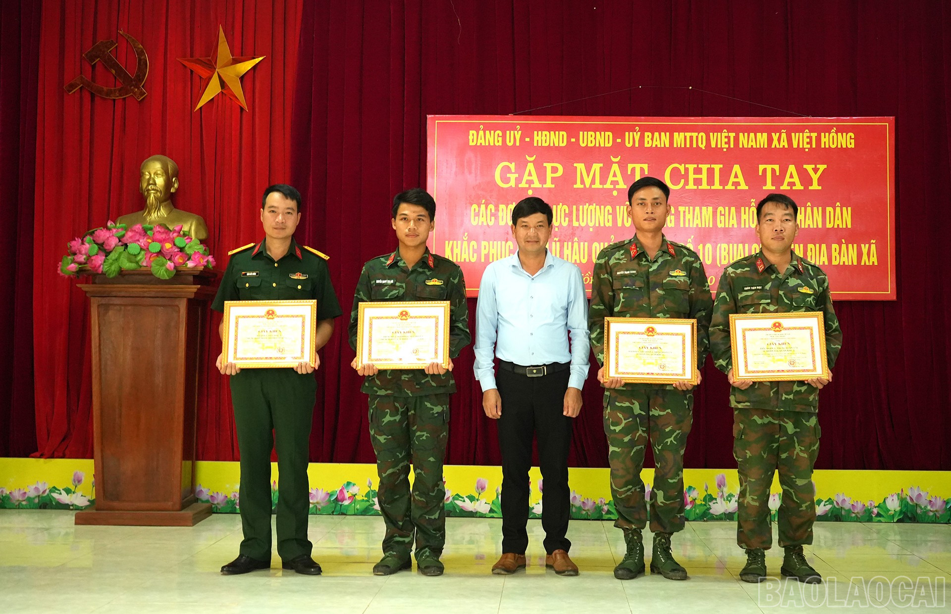 Đồng chí Nguyễn Tiến Chiển - Phó bí thư Đảng ủy, Chủ tịch UBND xã tặng giấy khen cho 4 tập thể tiêu biểu trong công tác khắc phục hậu quả bão số 10. Đồng chí Nguyễn Tiến Chiển - Phó bí thư Đảng ủy, Chủ tịch UBND xã tặng giấy khen cho 4 tập thể tiêu biểu trong công tác khắc phục hậu quả bão số 10.