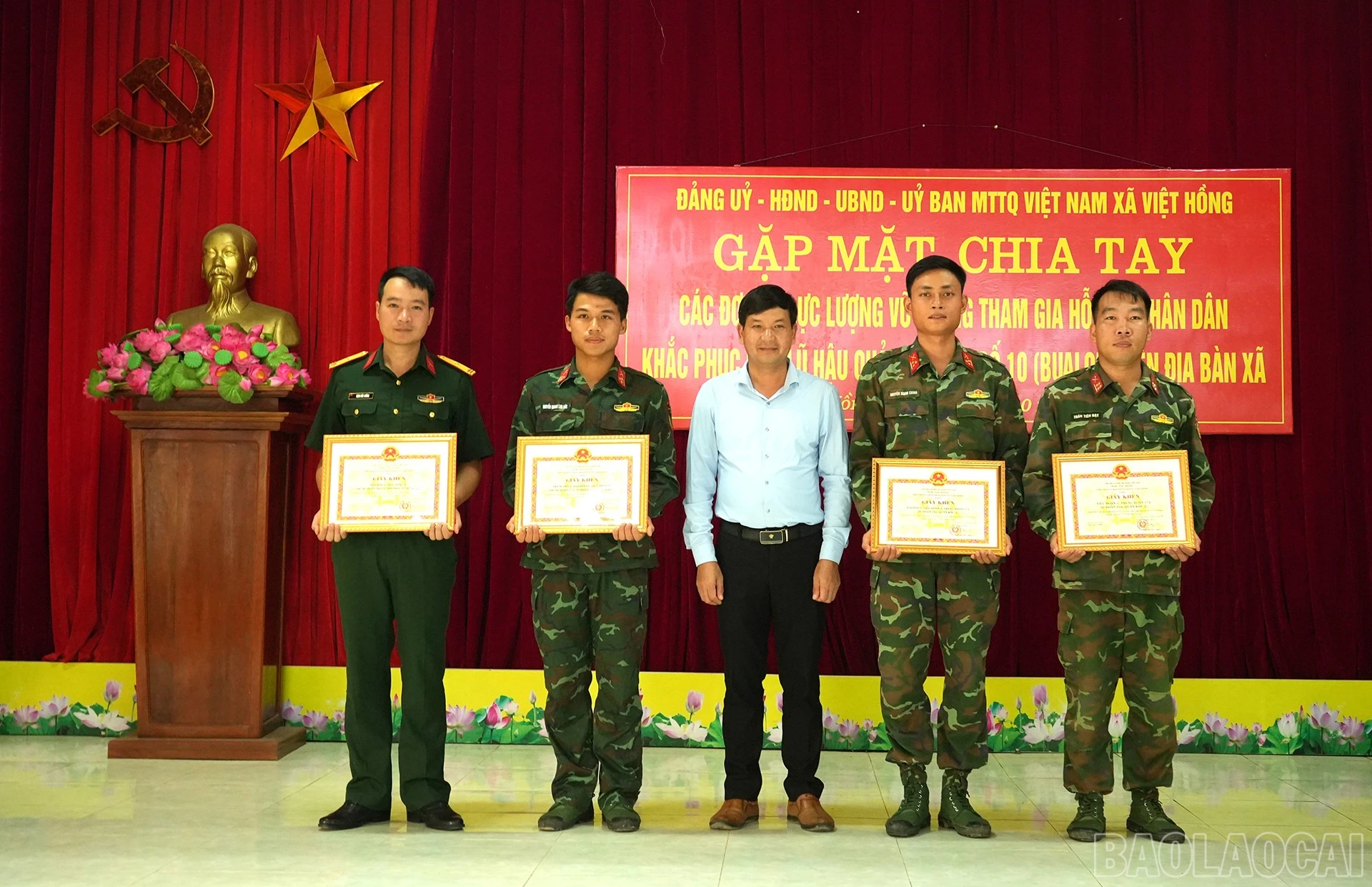 Đồng chí Nguyễn Tiến Chiển - Phó bí thư Đảng ủy, Chủ tịch UBND xã tặng giấy khen cho 4 tập thể tiêu biểu trong công tác khắc phục hậu quả bão số 10.