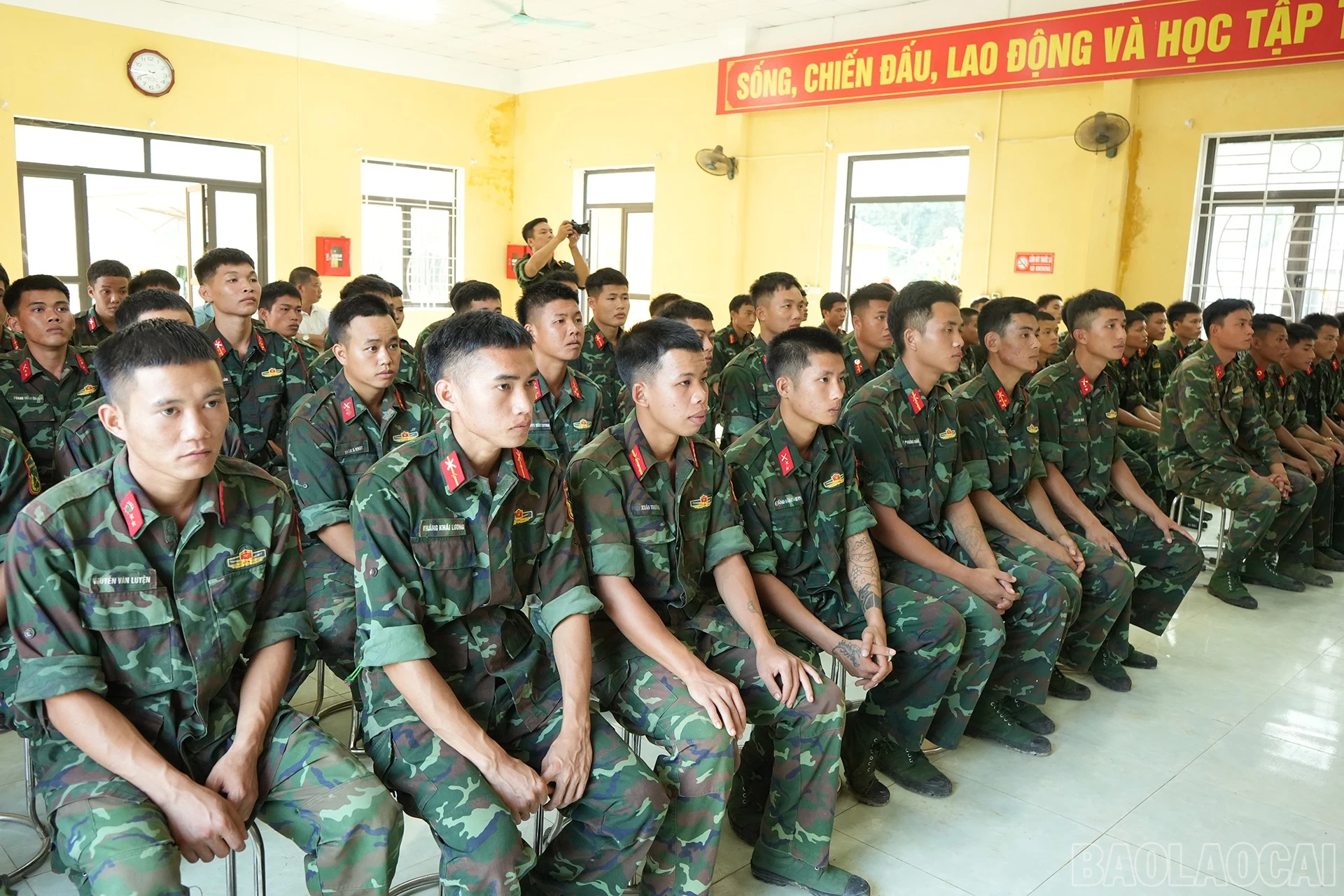 Các đại biểu và chiến sĩ tham gia hỗ trợ tại Việt Hồng dự hội nghị.