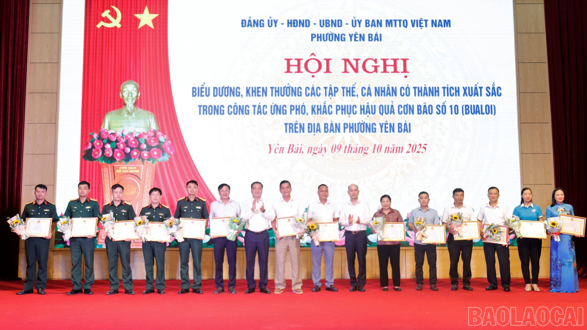 Các tập thể xuất sắc nhận giấy khen. baolaocai-br_4.jpg