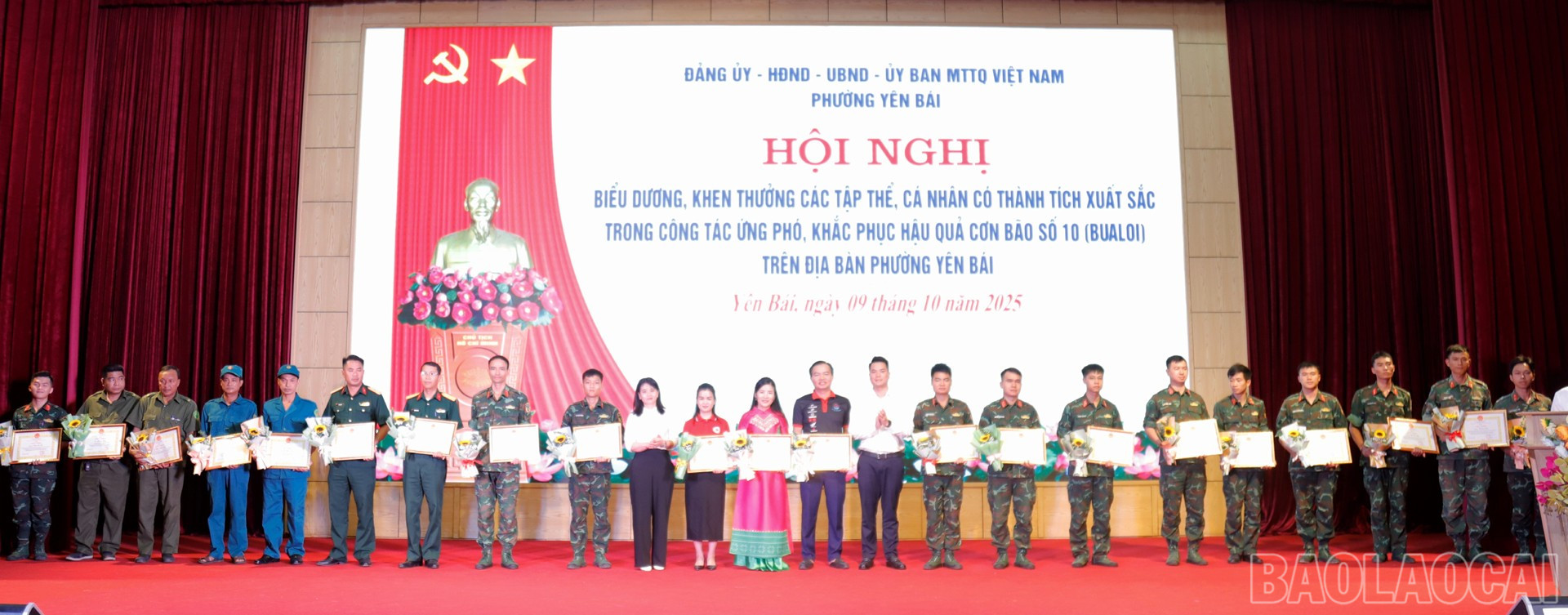 Các cá nhân xuất sắc nhận giấy khen. baolaocai-br_7.jpg