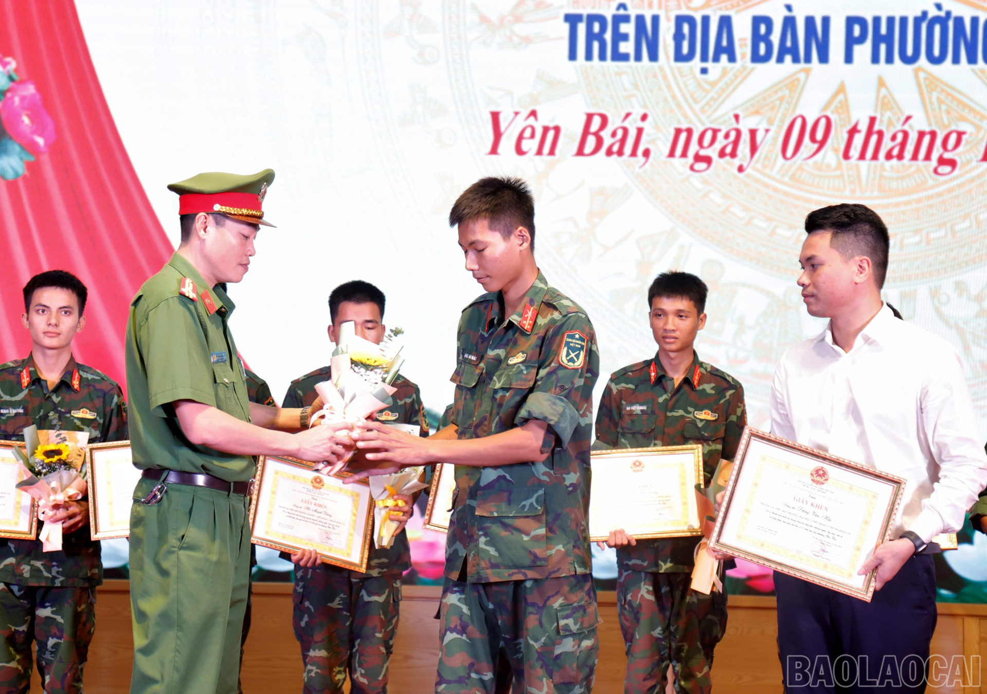 Lãnh đạo phường Yên Bái trao giấy khen cho cá nhân có thành tích xuất sắc. baolaocai-br_1.jpg