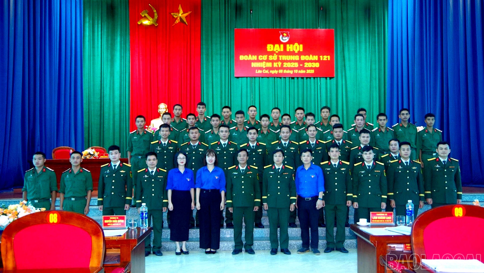 Các đại biểu tham dự dại hội chụp ảnh lưu niệm. baolaocai-br_a7.jpg