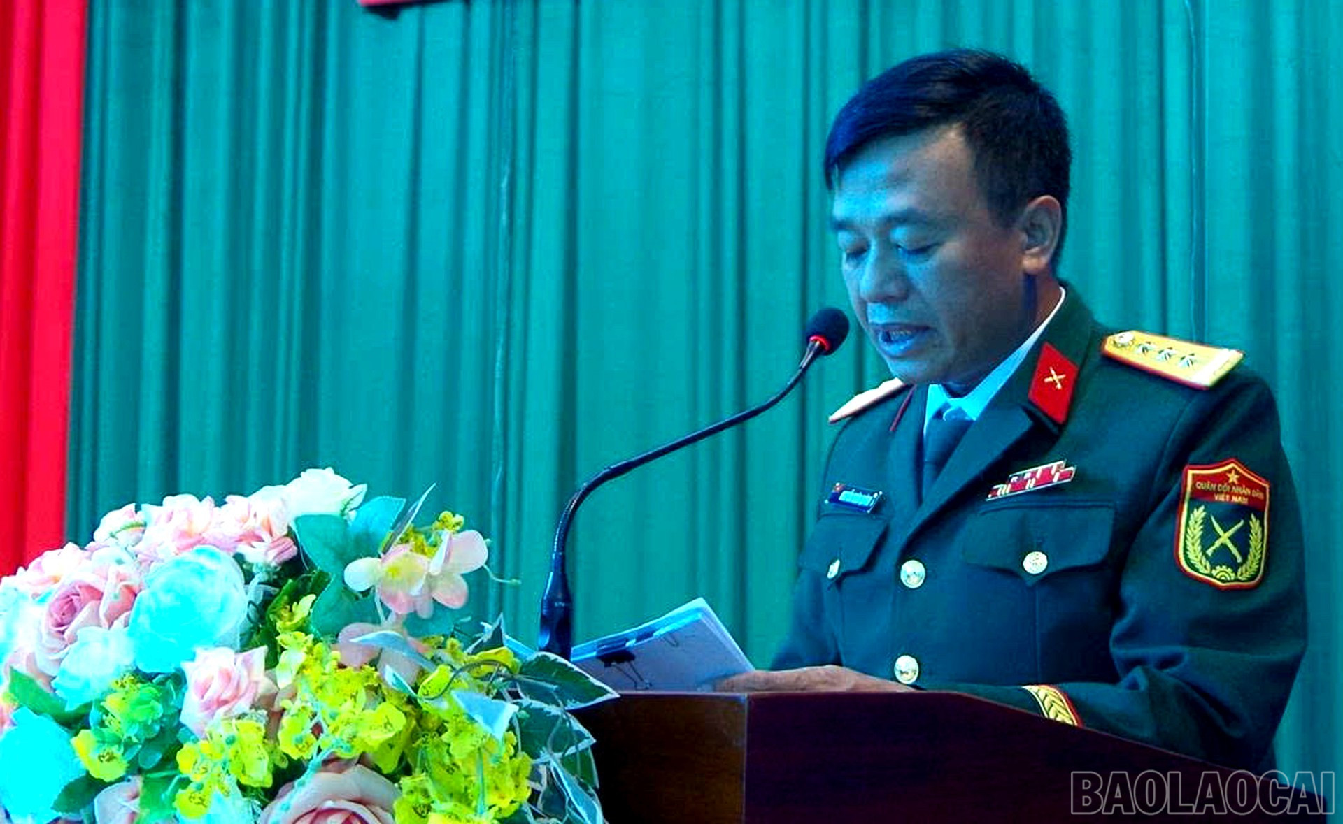 Thượng tá Nguyễn Xuân Quỳnh - Bí thư Đảng ủy, Chính ủy Trung đoàn 121 phát biểu chỉ đạo tại đại hội. baolaocai-br_a3-10.jpg