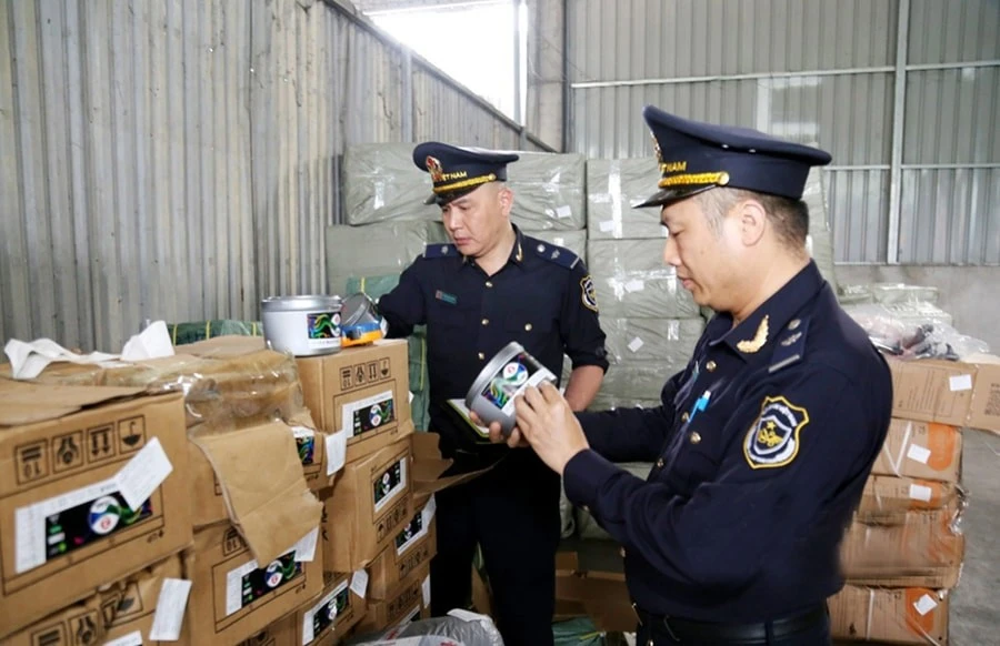 Cán bộ Hải quan cửa khẩu quốc tế Hữu Nghị (Chi cục Hải quan khu vực VI) kiểm tra hàng hóa nhập khẩu.