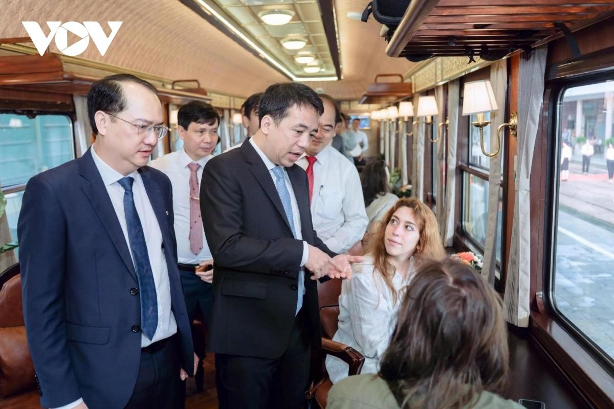 Các đại biểu tham quan đoàn tàu "Hành trình kết nối di sản miền Trung".