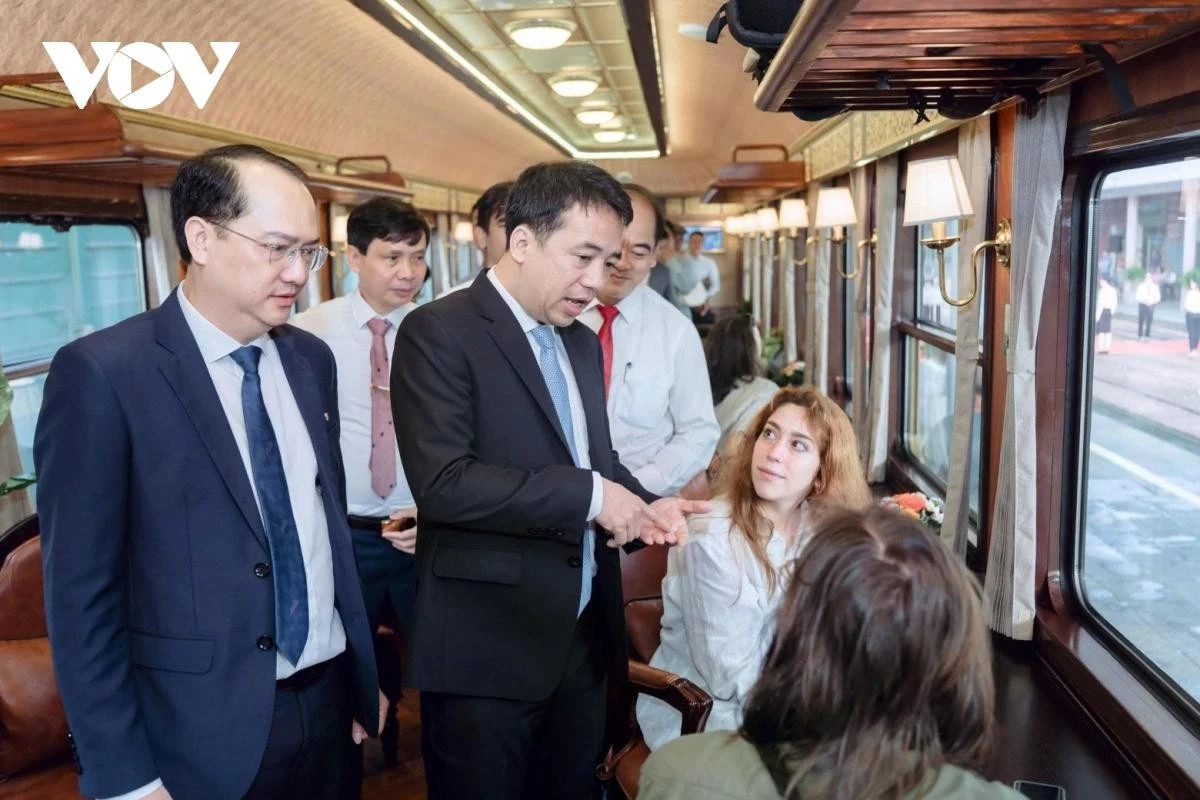 Các đại biểu tham quan đoàn tàu "Hành trình kết nối di sản miền Trung".