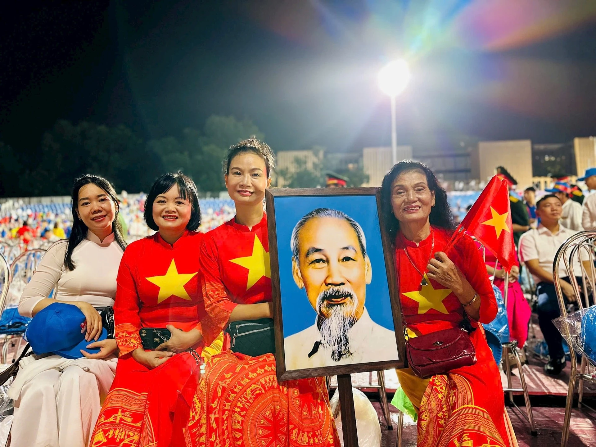 Các đại biểu nhân dân có mặt từ rất sớm, háo hức chờ buổi tổng duyệt.