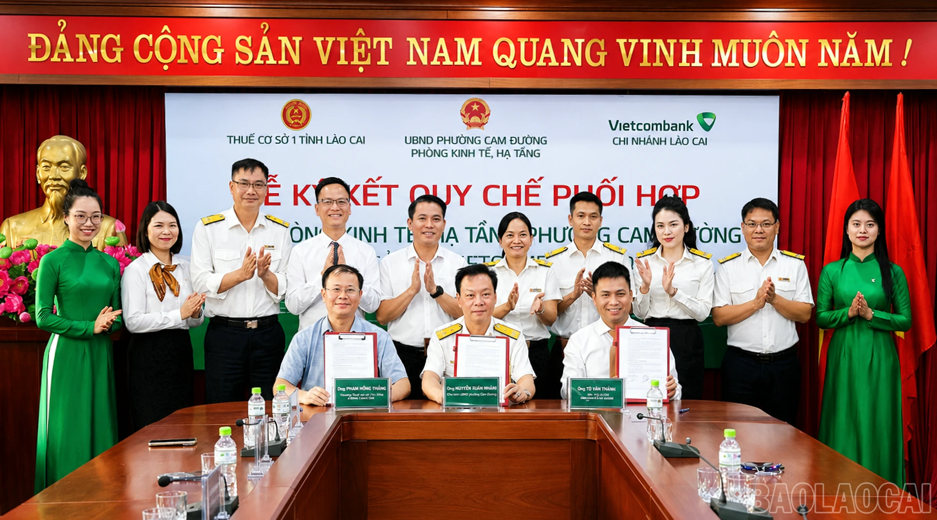 Lãnh đạo các đơn vị trao văn bản quy chế phối hợp sau lễ ký kết, thống nhất hỗ trợ hộ kinh doanh thực hiện thủ tục thuế điện tử.
