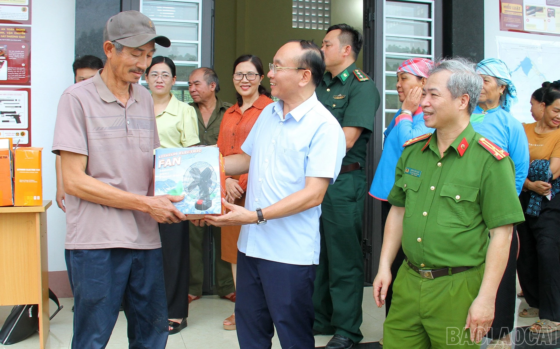 Chính quyền địa phương tặng quà, động viên các gia đình tự nguyện giao nộp vũ khí tự chế.