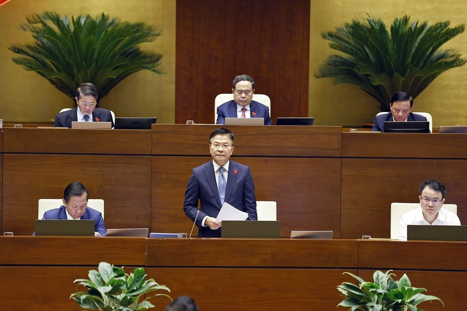 Phó Thủ tướng Chính phủ Lê Thành Long phát biểu giải trình, làm rõ một số vấn đề đại biểu Quốc hội nêu. Ảnh: Doãn Tấn/TXVN