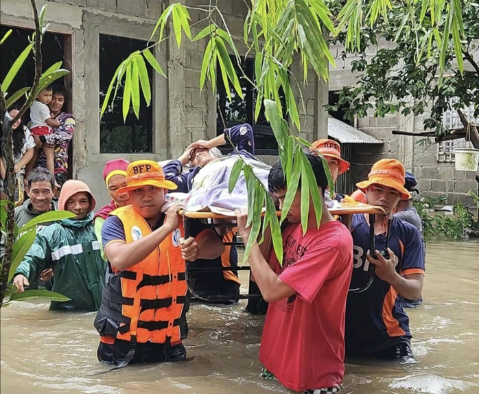Lực lượng chức năng sơ tán người dân ở khu vực lũ lụt tại TP Himamaylan, tỉnh Negros Occidental - Philippines do ảnh hưởng bão hôm 18-7 Ảnh: Cục Phòng cháy chữa cháy và Cảnh sát biển Philippines