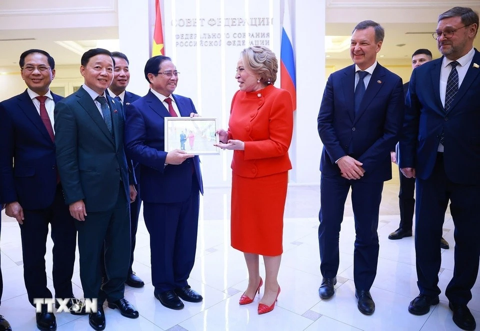 Chủ tịch Hội đồng Liên bang Nga Valentina Matviyenko trao ảnh lưu niệm tặng Thủ tướng Phạm Minh Chính.