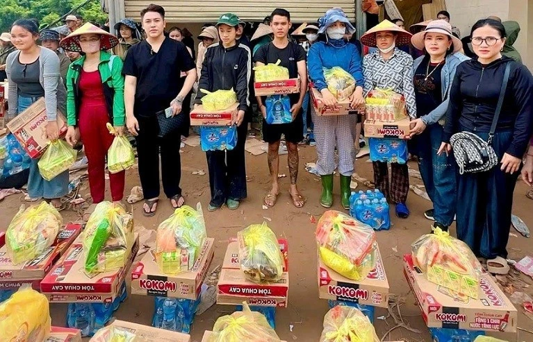 Đoàn thiện nguyện trao tặng quà cho người dân xã Mỹ Lý.