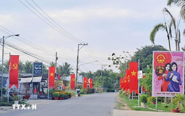 Trên các tuyến đường chính hay từng ngõ ấp xã biên giới Vĩnh Xương (tỉnh An Giang) được trang trí cờ, pano, áp phích bầu cử rực rỡ, tạo nên một bức tranh tươi mới về niềm tin và trách nhiệm của nhân dân trước vận hội mới của đất nước.
