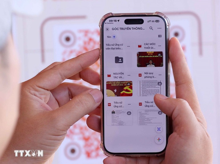 Cử tri quét mã QR bằng điện thoại thông minh để nhanh chóng kiểm tra các thông tin liên quan đến quyền bầu cử.