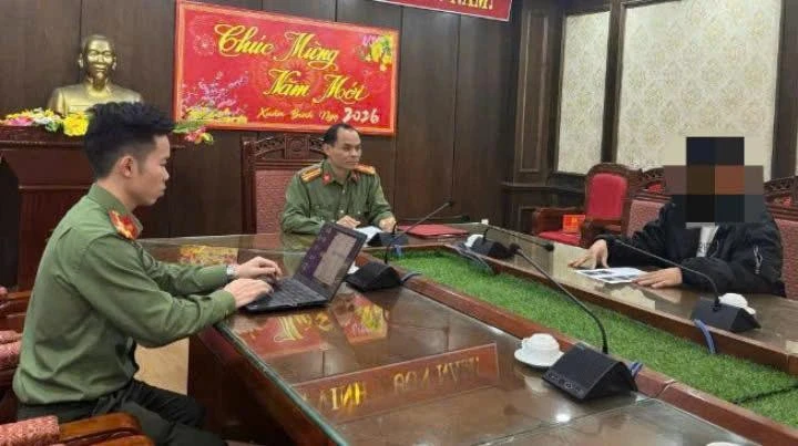 Công an tỉnh Thái Nguyên làm việc với anh N.S.T - người tạo lập hàng trăm tài khoản Facebook lấy tên các xã, phường.