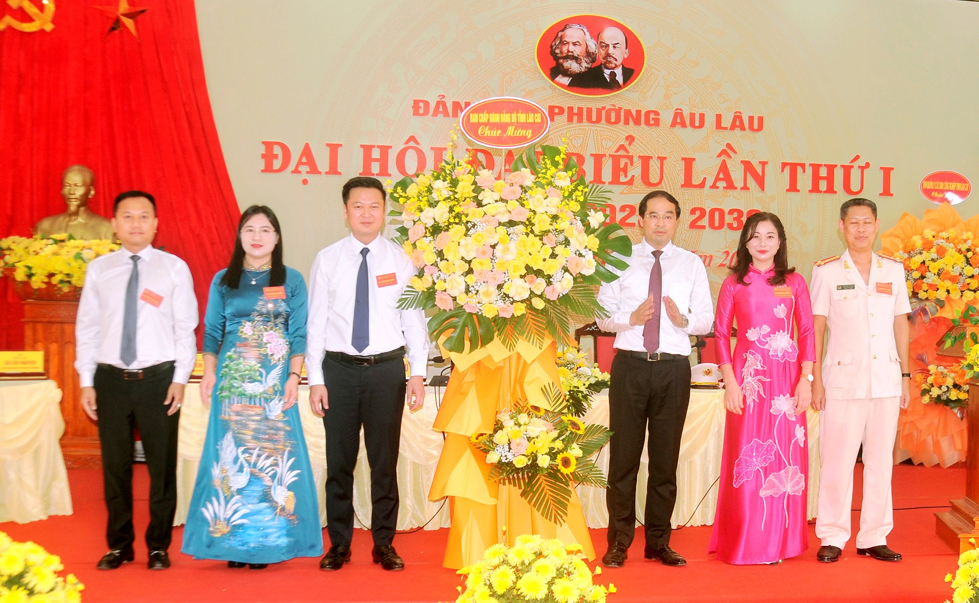 Đồng chí Bí Thư Tỉnh ủy, Chủ tịch HĐND tỉnh Trịnh Xuân Trường tặng hoa chúc mừng thành công đại hội 10-8-tanghoa-au-lau.jpg