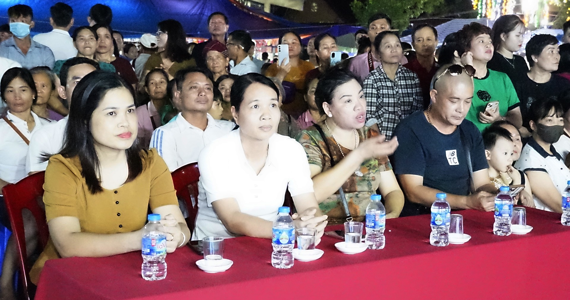 Lãnh đạo xã và đông đảo người dân địa phương đến xem và cổ vũ cho đêm liên hoan. 10-8-bac-ha6.jpg