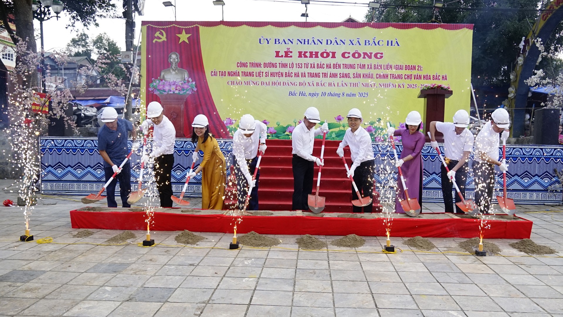 Lãnh đạo xã Bắc Hà cùng đại biểu tham gia lễ khởi công. 10-8-le3.jpg