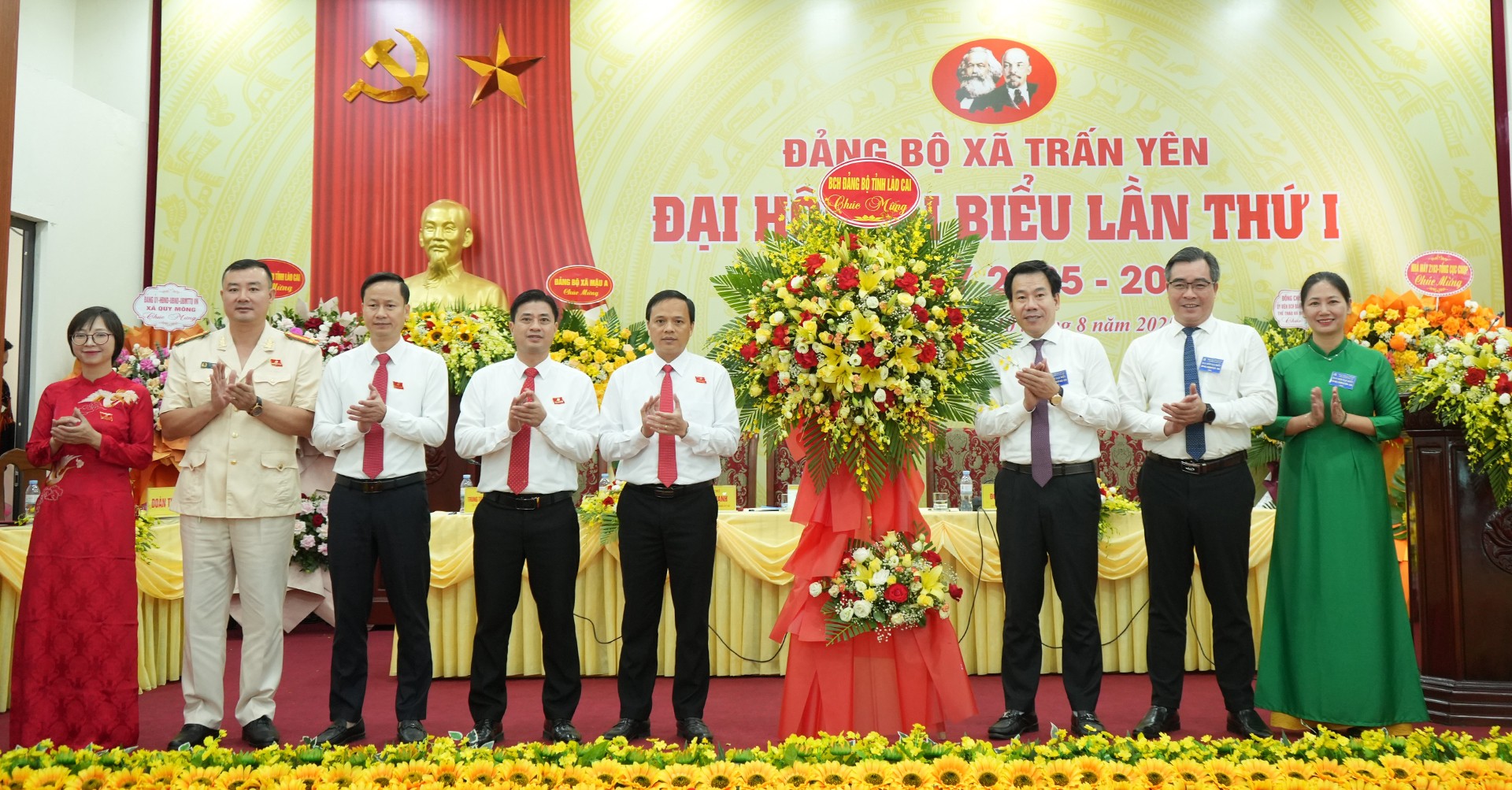 Trưởng Ban Tuyên giáo và Dân vận Tỉnh ủy Dương Đức Huy tặng hoa chúc mừng Đại hội. 10-8-daihoi-tranyen2.jpg
