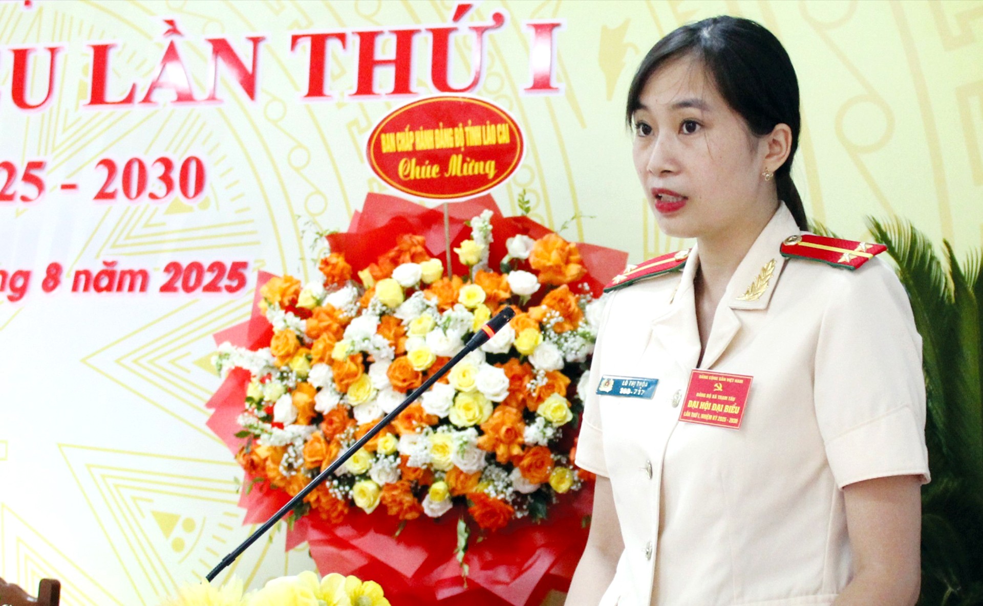 Đại biểu trình bày tham luận tại Đại hội. 10-8-nu-cong-an.jpg