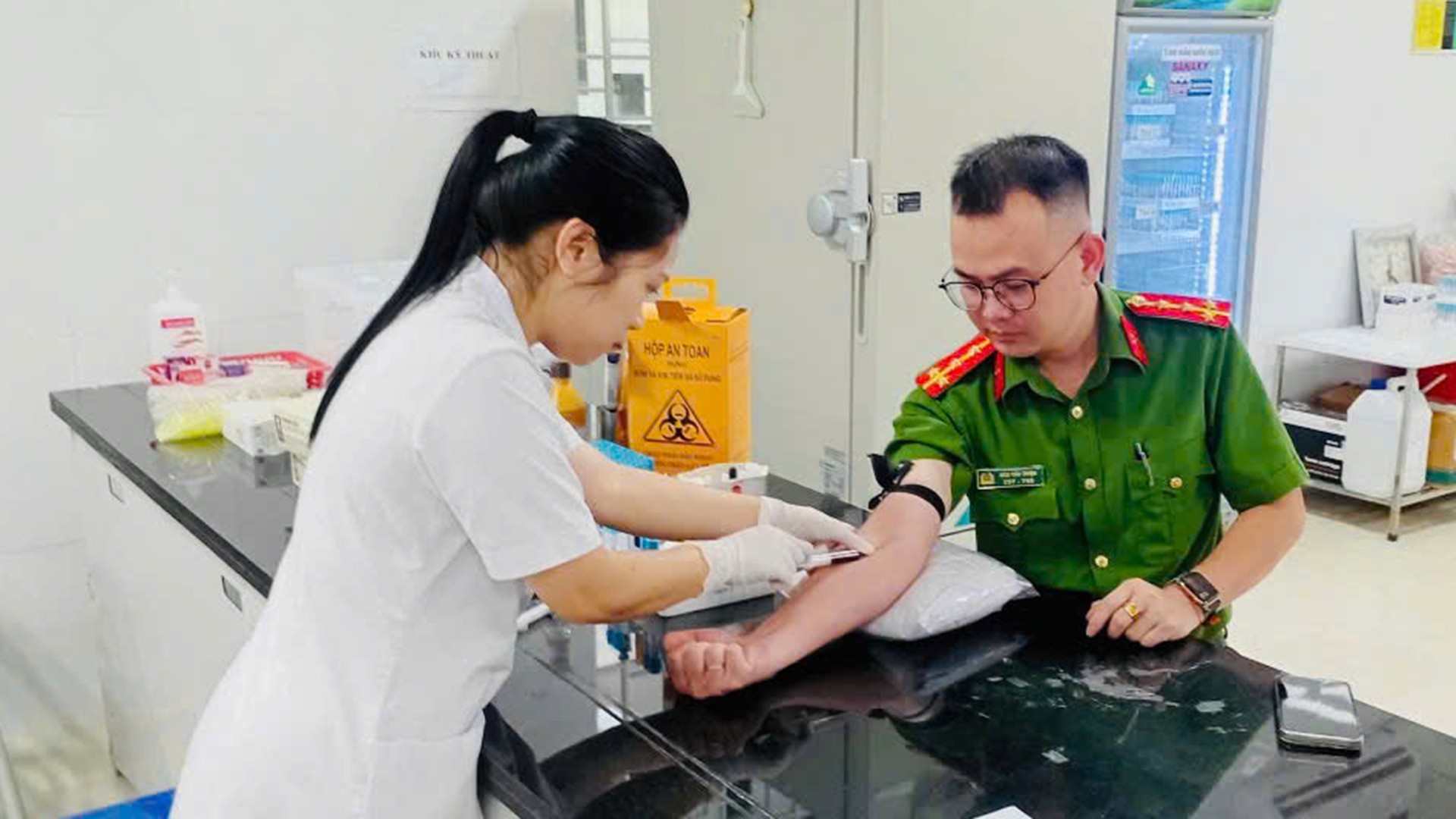 Đại úy Bàn Văn Thiện nhanh chóng có mặt tại Bệnh viện Đa khoa số 2 tỉnh Lào Cai để hiến máu cho bệnh nhân. 10-8-hiennau1.jpg
