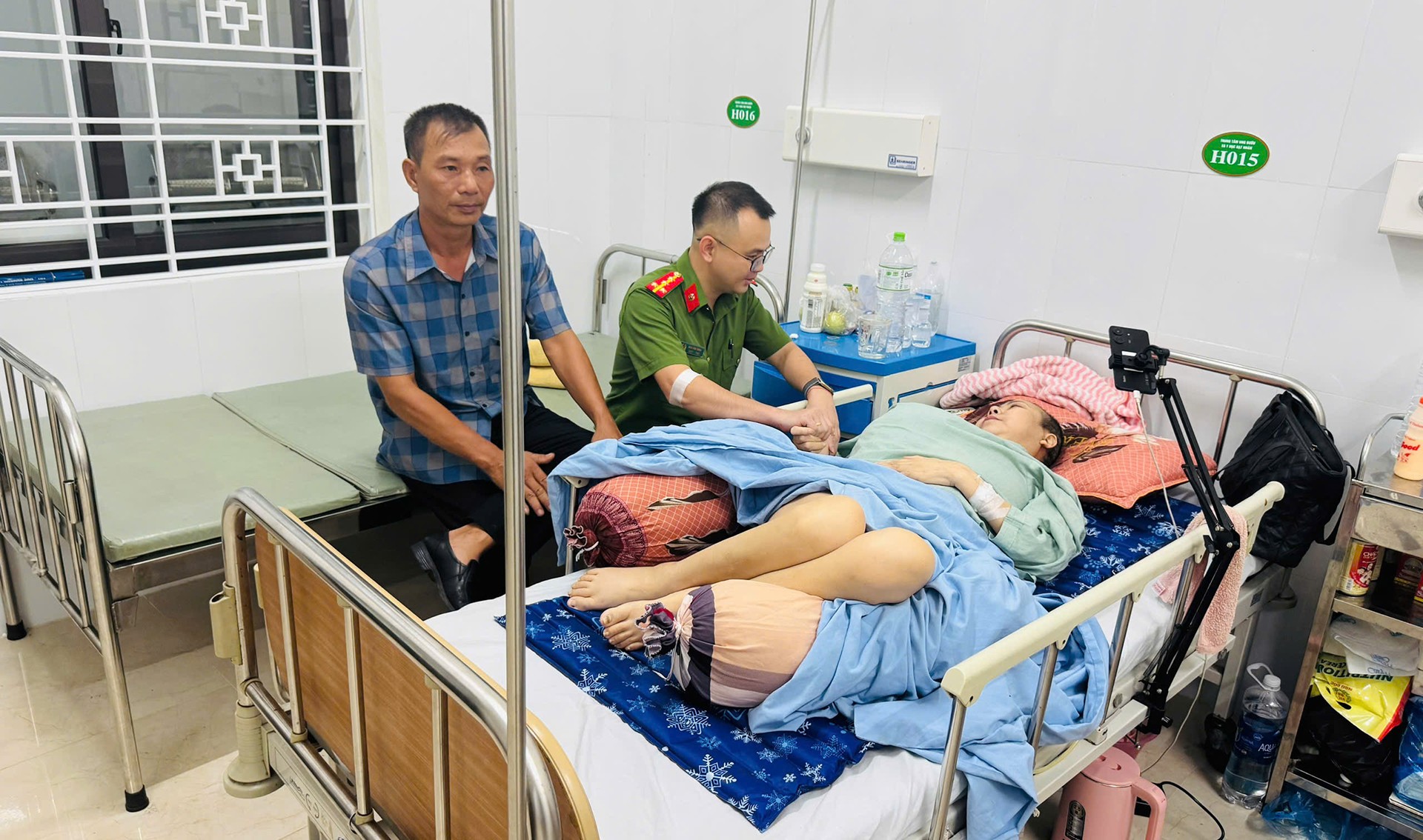 Sau khi hoàn thành việc hiến máu, đồng chí Thiện đã đến bên giường bệnh hỏi thăm động viên chị Hà. 10-8-hiennau2.jpg