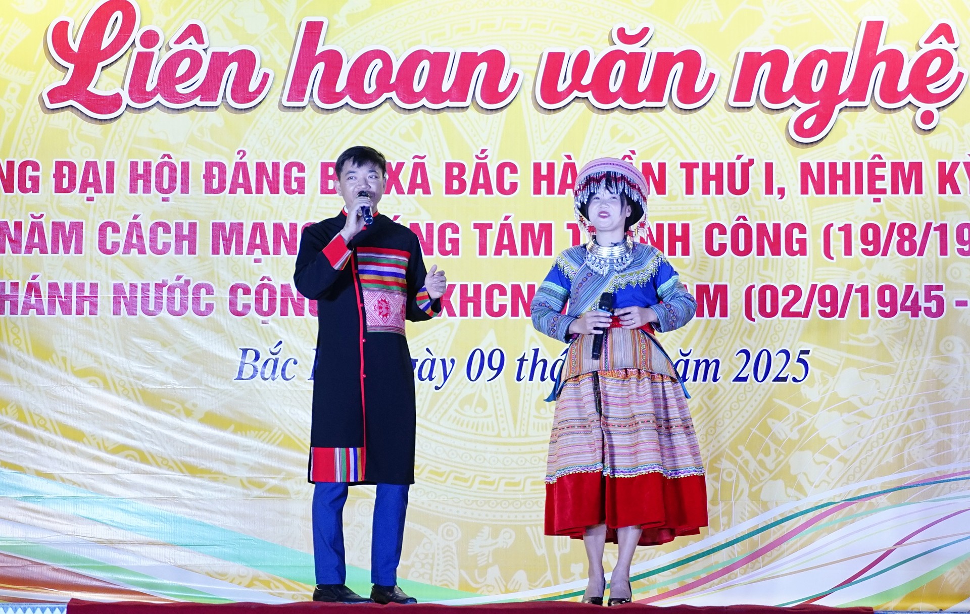 Các tiết mục văn nghệ trong đêm liên hoan. 10-8-bac-ha2.jpg