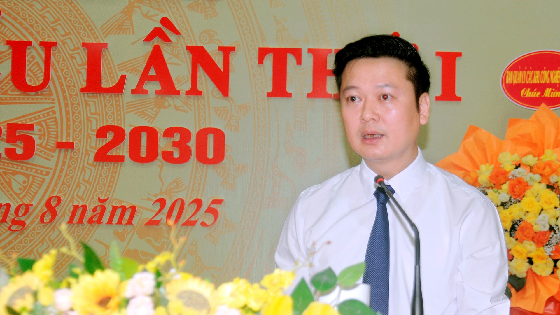 Lãnh đạo phường Âu Lâu phát biểu tại đại hội. 10-8-ong-quy.jpg