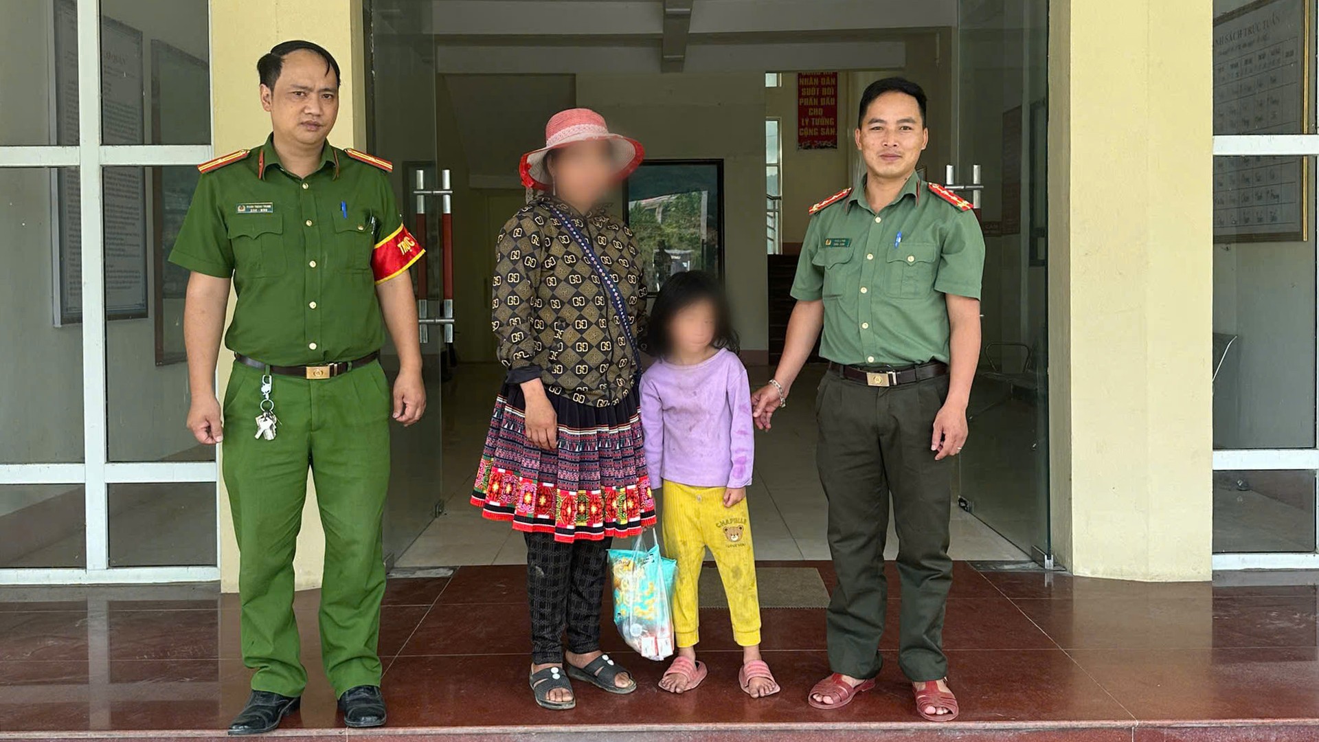 Công an xã Bắc Hà bàn giao cháu X. cho gia đình. 10-8-chaube2.jpg