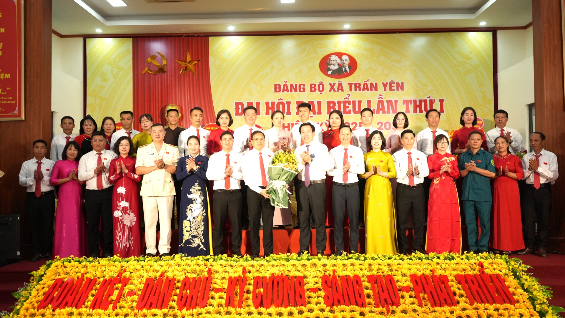 Đồng chí Dương Đức Huy, Trưởng Ban Tuyên giáo và Dân vận Tỉnh ủy tặng hoa chúc mừng Ban Chấp hành Đảng bộ xã Trấn Yên, nhiệm kỳ 2025 – 2030. 10-8-daihoi-tranyen.jpg