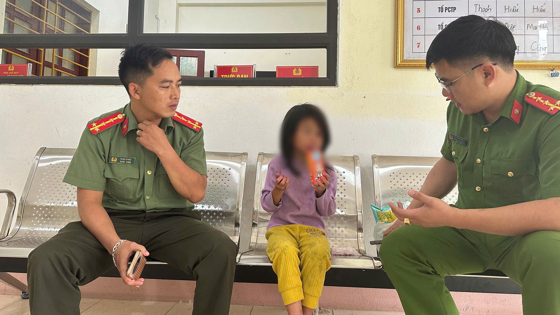 Công an xã đưa cháu bé về trụ sở để trấn an tinh thần. 10-8-chaube1.jpg