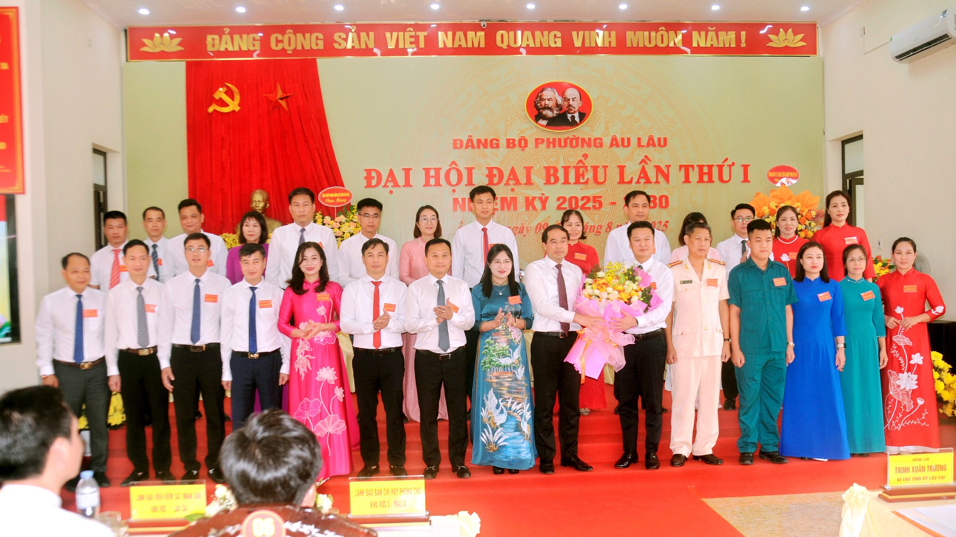 Bí thư Tỉnh ủy, Chủ tịch HĐND tỉnh Trịnh Xuân Trường tặng hoa chúc mừng Ban Chấp hành Đảng bộ phường Âu Lâu. 10-8-tanghoa-au-lau1.jpg