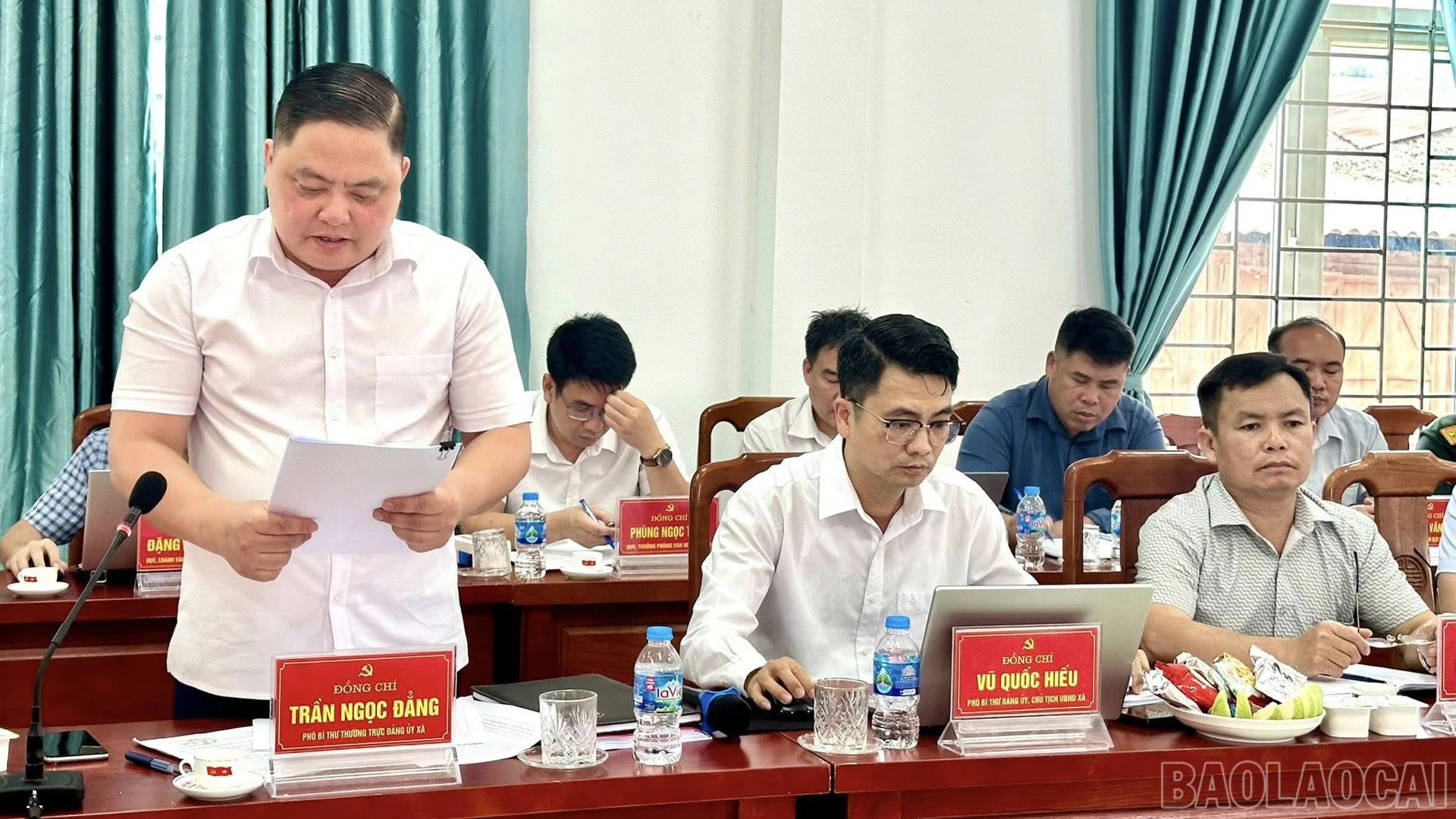 Lãnh đạo xã báo cáo kết quả thực hiện với đoàn công tác.