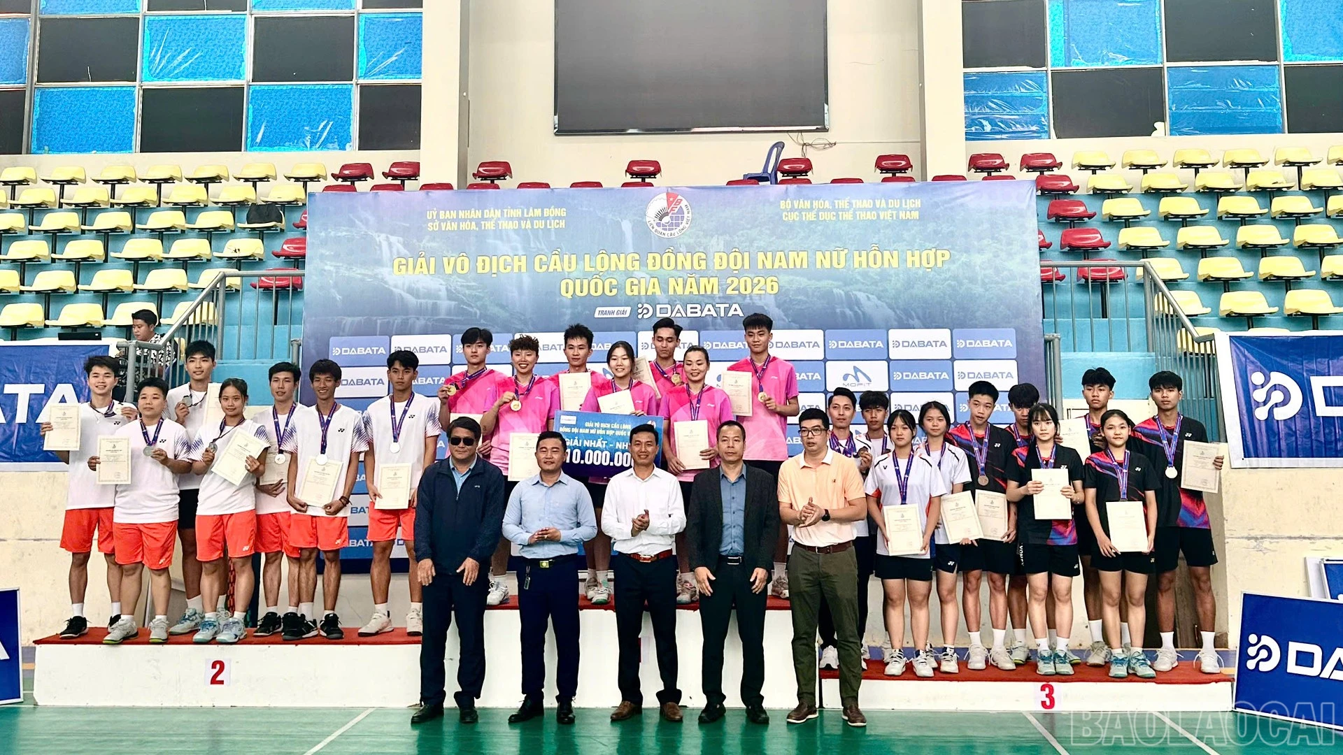 Ban tổ chức trao giải.