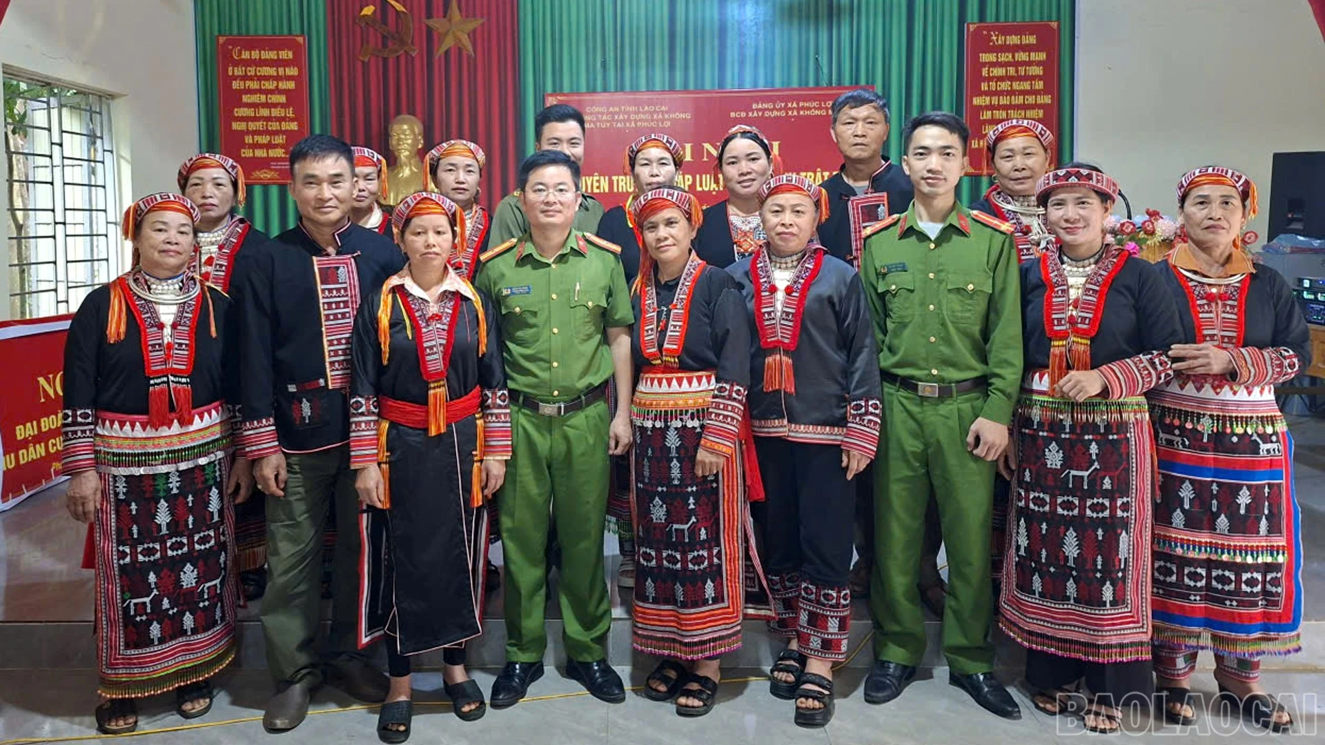 Tổ công tác xây dựng xã "không ma túy" chụp ảnh lưu niệm cùng người dân thôn 1 Vàn.