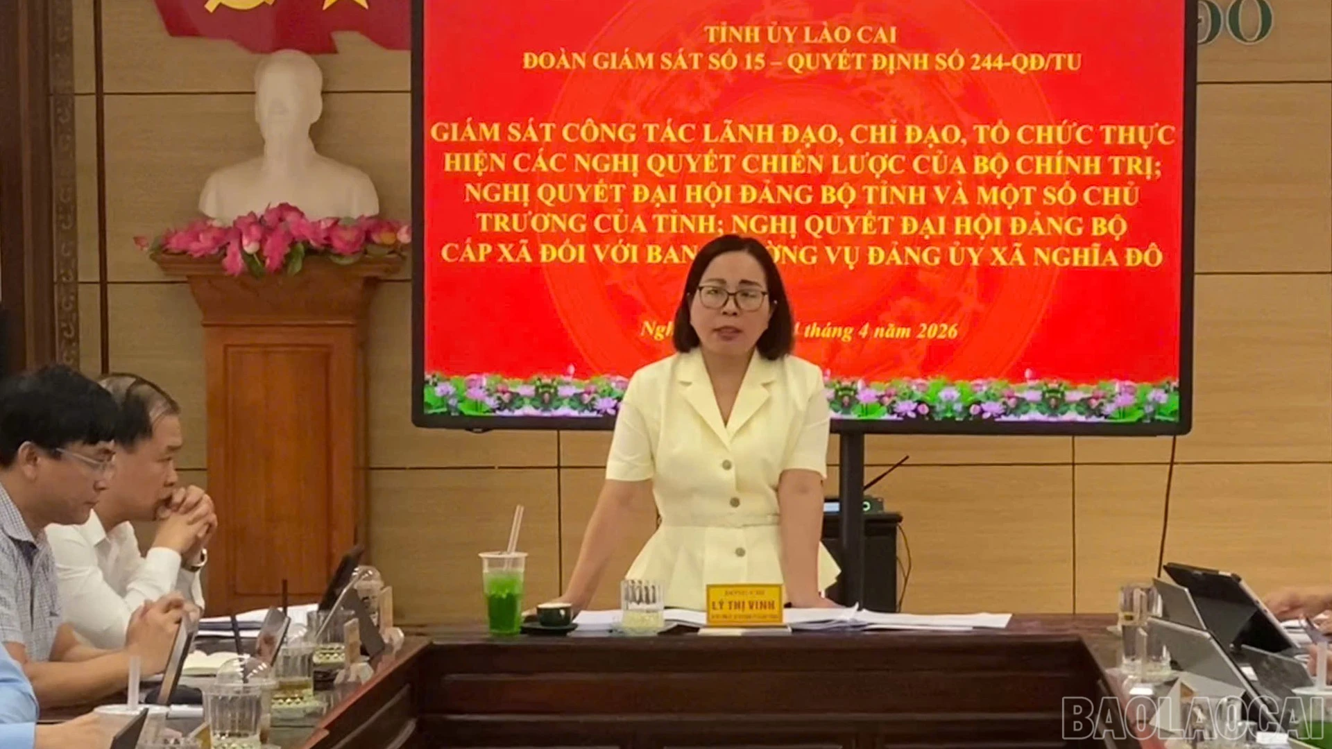 Đồng chí Lý Thị Vinh - Ủy viên Ban Thường vụ Tỉnh ủy, Bí thư Đảng ủy xã Bảo Thắng, Trưởng đoàn giám sát phát biểu tại buổi làm việc.